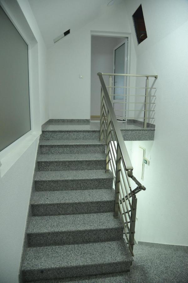 Binta Hostel فرانيي المظهر الخارجي الصورة