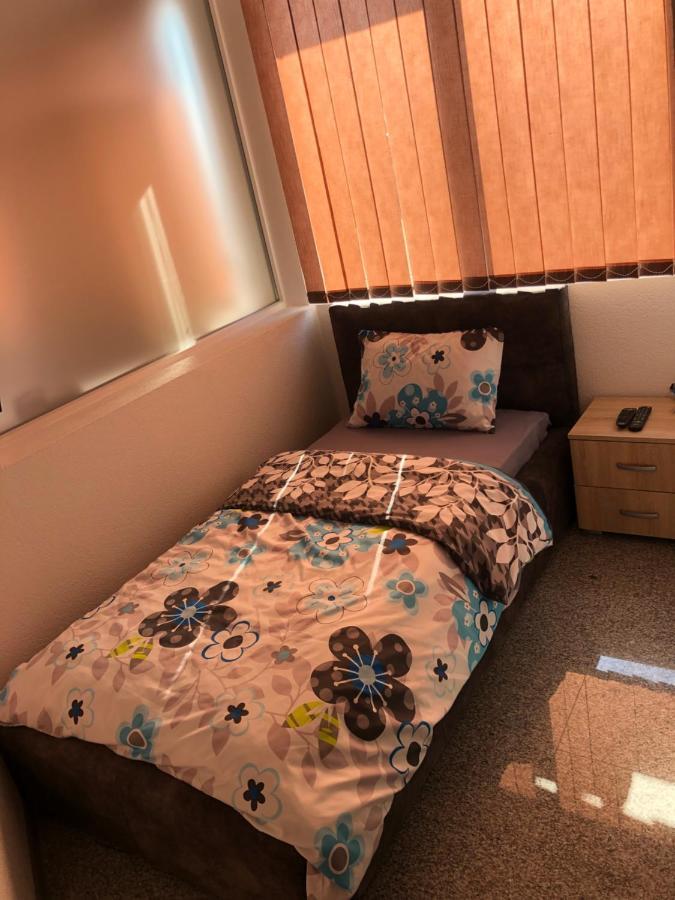 Binta Hostel فرانيي المظهر الخارجي الصورة