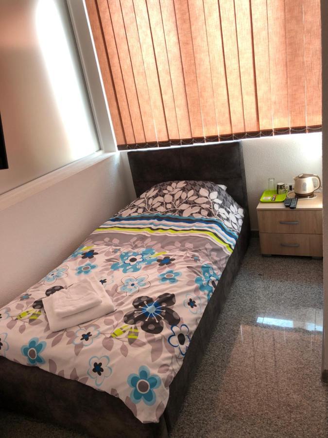 Binta Hostel فرانيي المظهر الخارجي الصورة